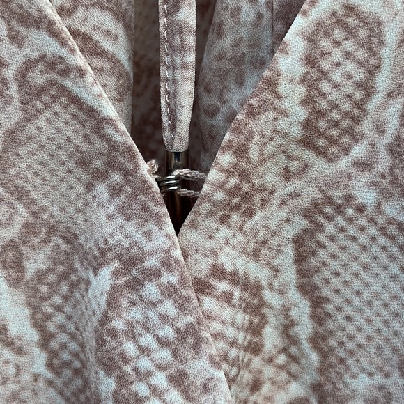 BCBGMAXAZRIA Bare Pink Python Print Faux Wrap Front Snake Print Bodysuit Sz L - Picture 5 of 16